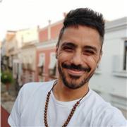 Profesor para la ayuda a la pronuncia del idioma italiano para todas las edades.